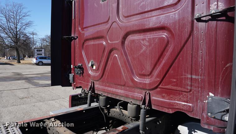 image for item DB0353 2011 Freightliner Cascadia semi truck