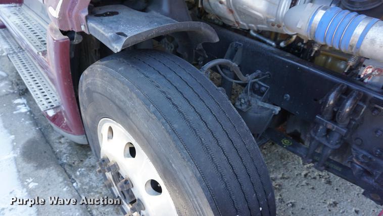 image for item DB0353 2011 Freightliner Cascadia semi truck