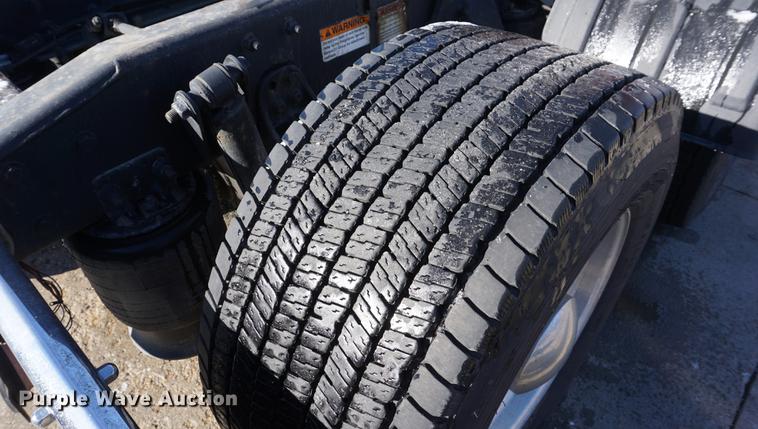 image for item DB0353 2011 Freightliner Cascadia semi truck