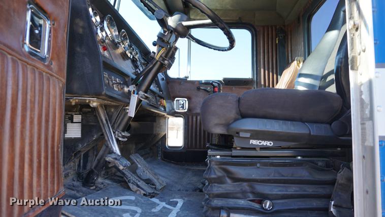 image for item DB0482 1991 Kenworth T800 semi truck