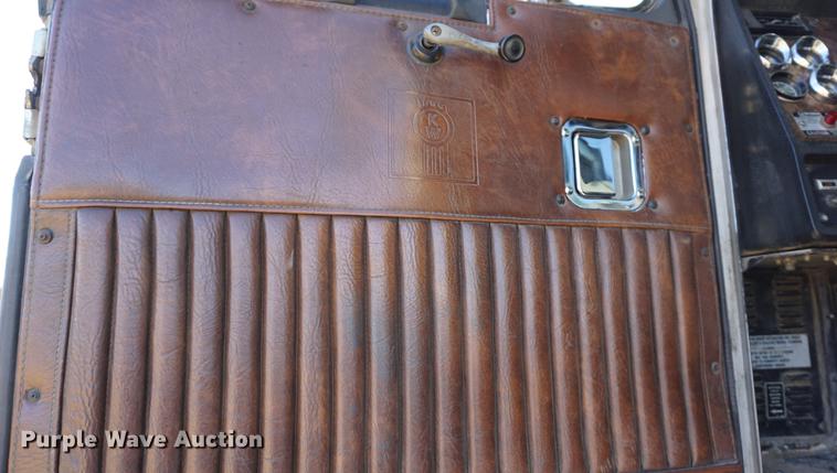 image for item DB0482 1991 Kenworth T800 semi truck