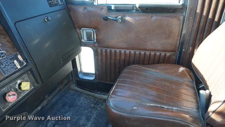 image for item DB0482 1991 Kenworth T800 semi truck