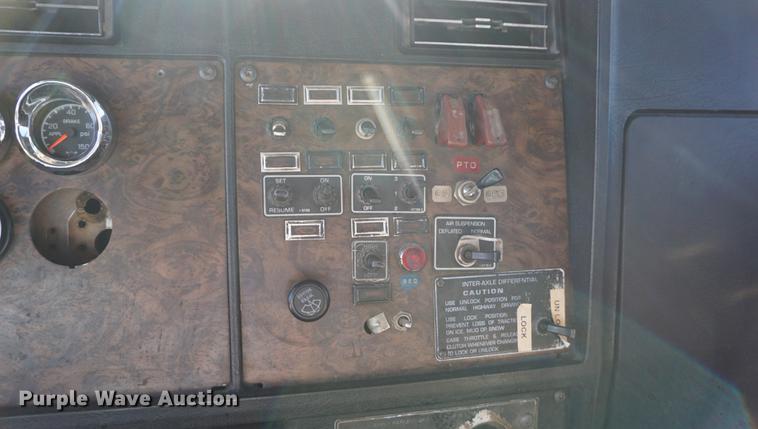 image for item DB0482 1991 Kenworth T800 semi truck