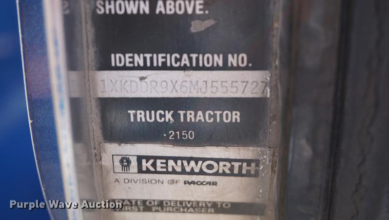 image for item DB0482 1991 Kenworth T800 semi truck