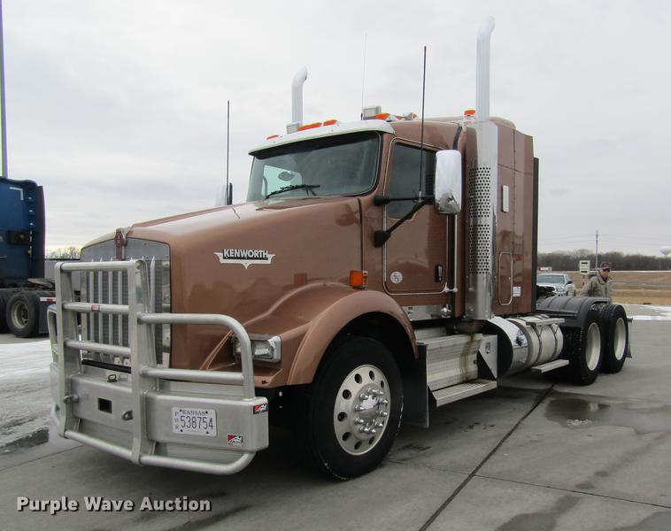 image for item DB1239 2012 Kenworth T800 semi truck