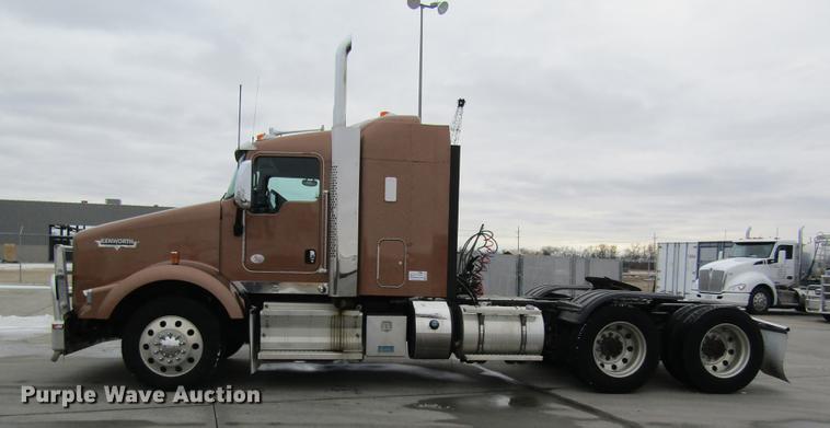 image for item DB1239 2012 Kenworth T800 semi truck