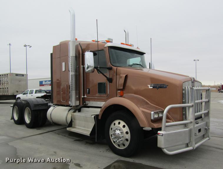 image for item DB1239 2012 Kenworth T800 semi truck