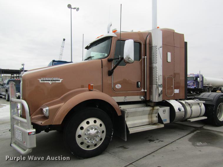image for item DB1239 2012 Kenworth T800 semi truck