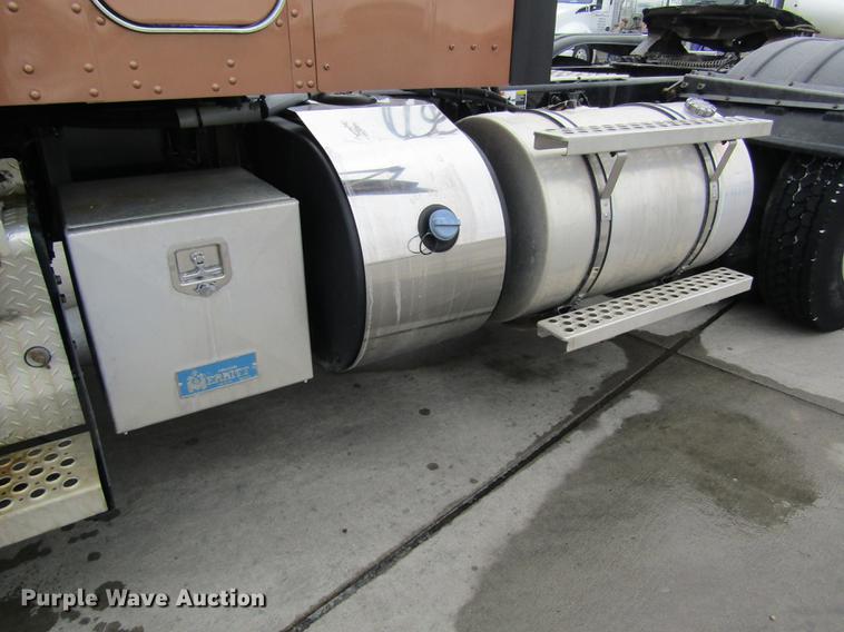 image for item DB1239 2012 Kenworth T800 semi truck