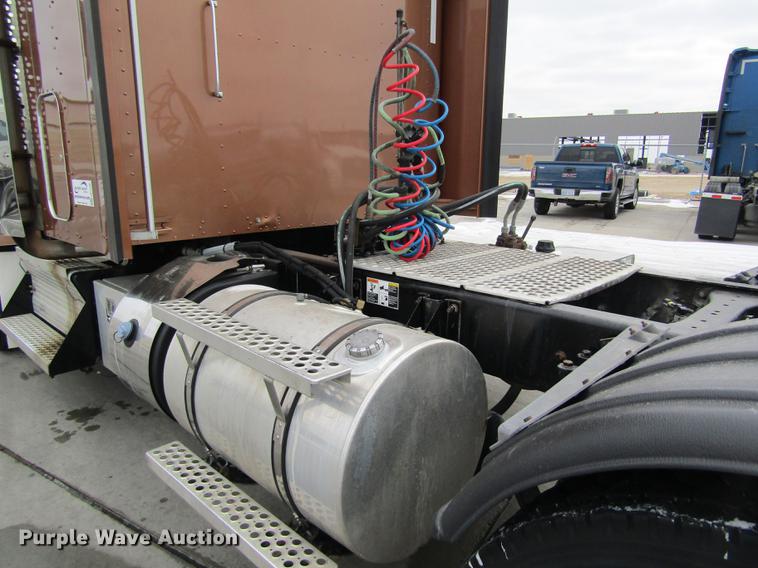 image for item DB1239 2012 Kenworth T800 semi truck