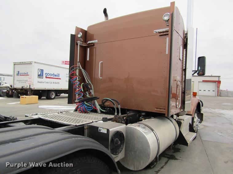 image for item DB1239 2012 Kenworth T800 semi truck