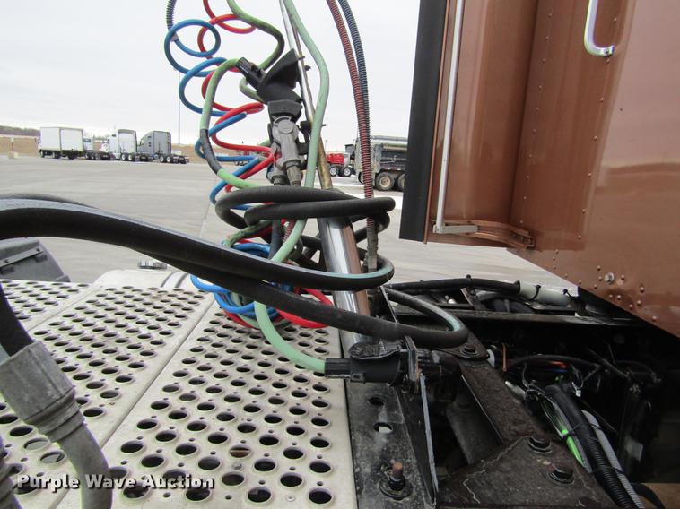 image for item DB1239 2012 Kenworth T800 semi truck