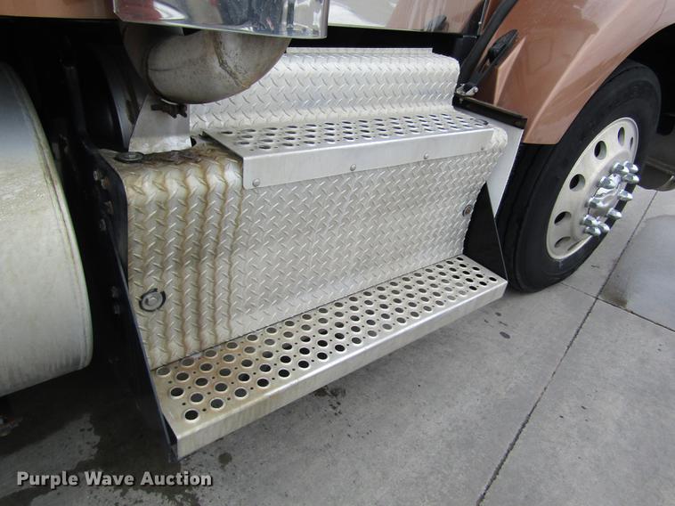 image for item DB1239 2012 Kenworth T800 semi truck