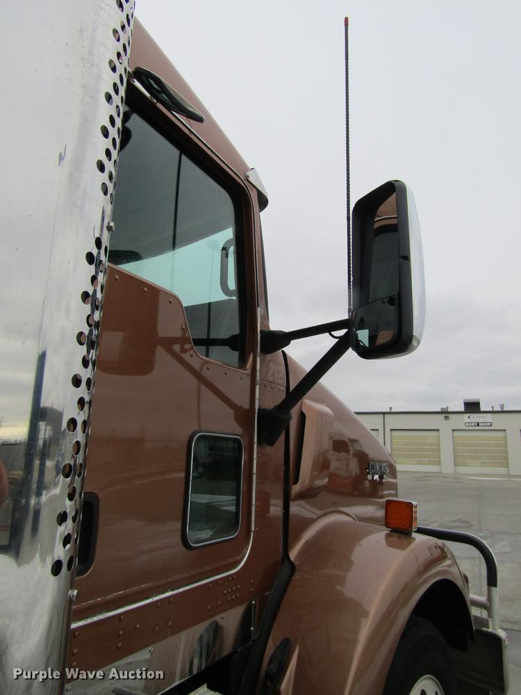 image for item DB1239 2012 Kenworth T800 semi truck