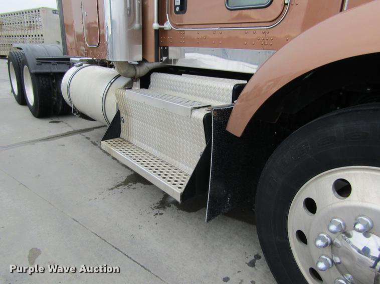 image for item DB1239 2012 Kenworth T800 semi truck
