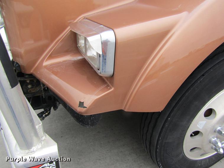 image for item DB1239 2012 Kenworth T800 semi truck