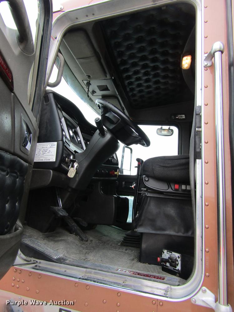 image for item DB1239 2012 Kenworth T800 semi truck