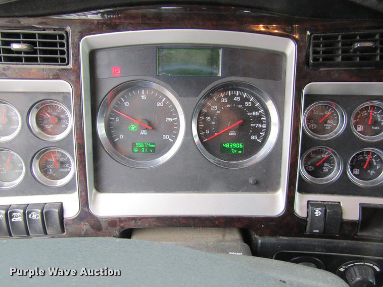 image for item DB1239 2012 Kenworth T800 semi truck