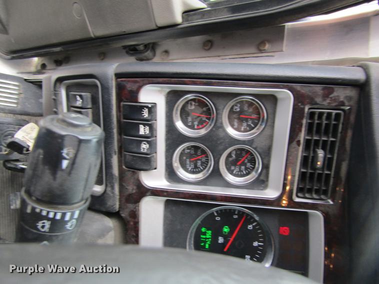 image for item DB1239 2012 Kenworth T800 semi truck