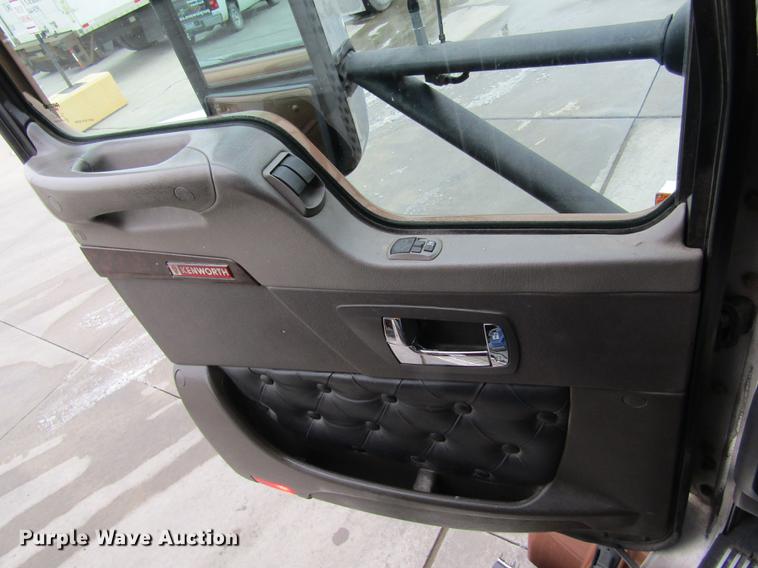 image for item DB1239 2012 Kenworth T800 semi truck