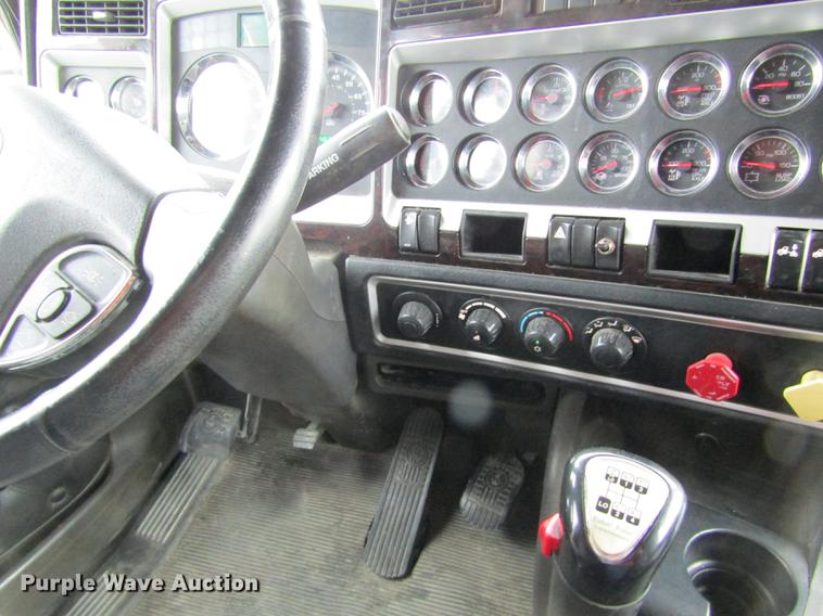 image for item DB1239 2012 Kenworth T800 semi truck