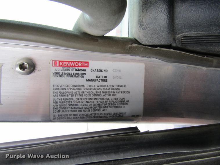 image for item DB1239 2012 Kenworth T800 semi truck