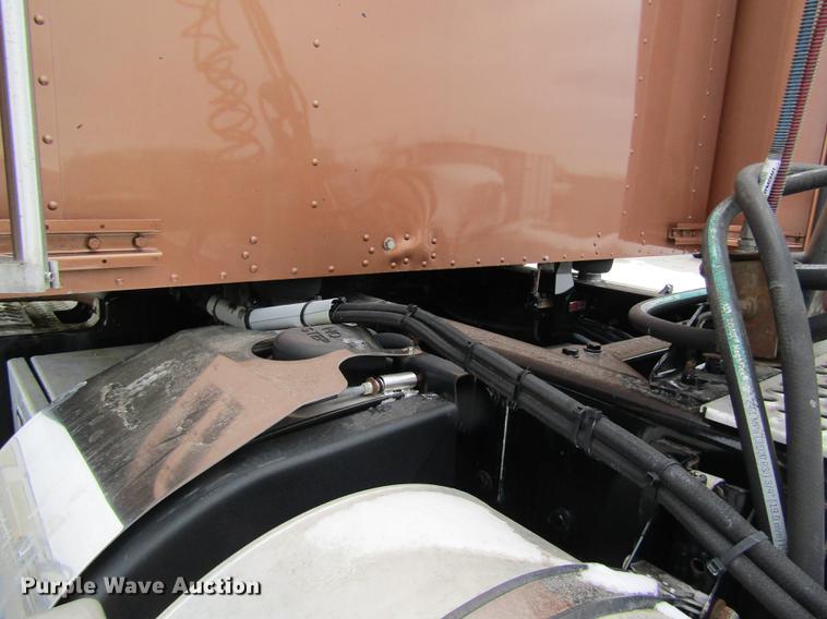 image for item DB1239 2012 Kenworth T800 semi truck