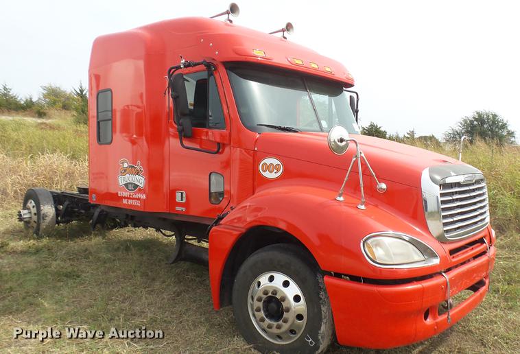 image for item DB3492 2007 Freightliner Columbia semi truck