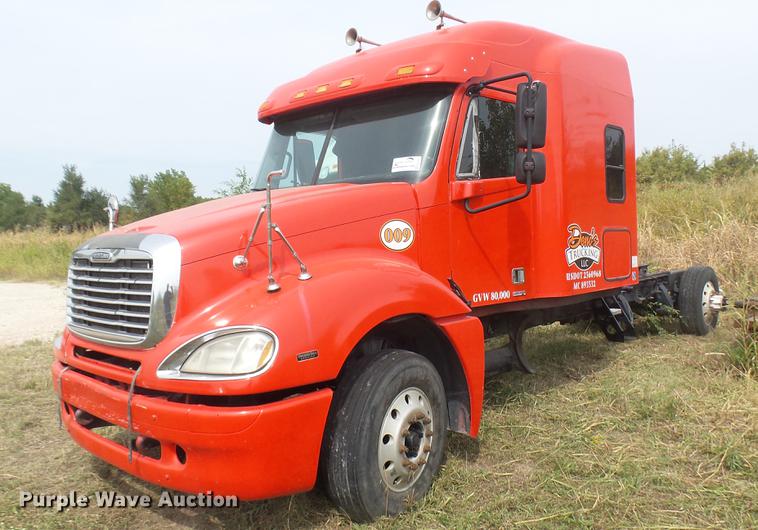 image for item DB3492 2007 Freightliner Columbia semi truck