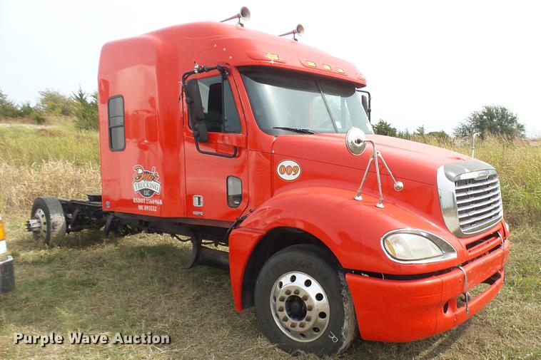 image for item DB3492 2007 Freightliner Columbia semi truck