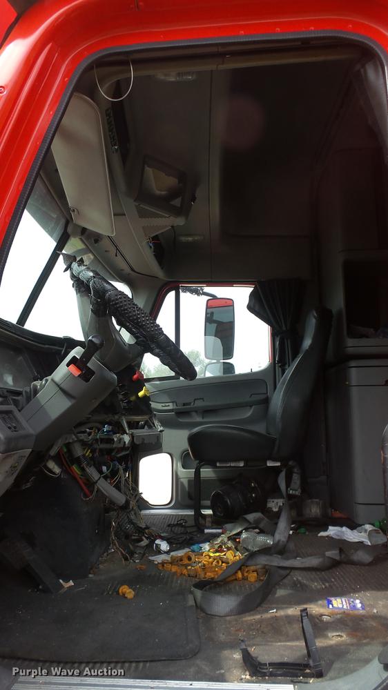 image for item DB3492 2007 Freightliner Columbia semi truck