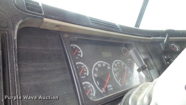 image for item DB3492 2007 Freightliner Columbia semi truck