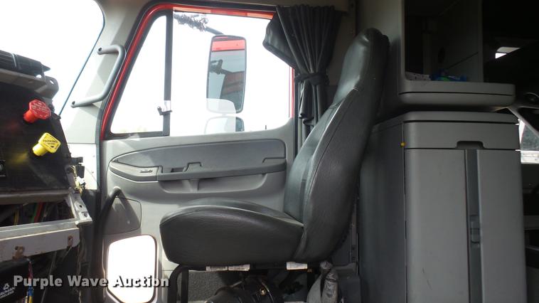 image for item DB3492 2007 Freightliner Columbia semi truck