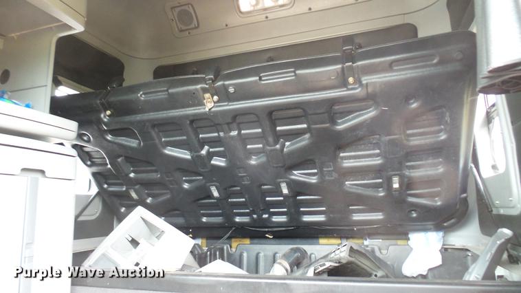 image for item DB3492 2007 Freightliner Columbia semi truck