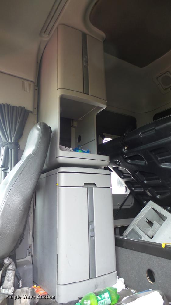 image for item DB3492 2007 Freightliner Columbia semi truck