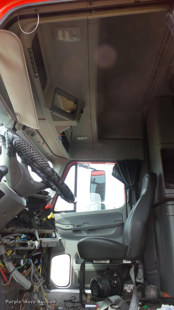 image for item DB3492 2007 Freightliner Columbia semi truck