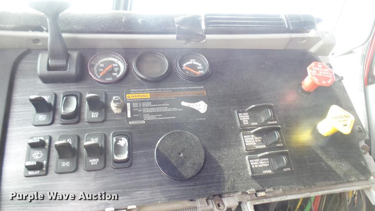 image for item DB3492 2007 Freightliner Columbia semi truck