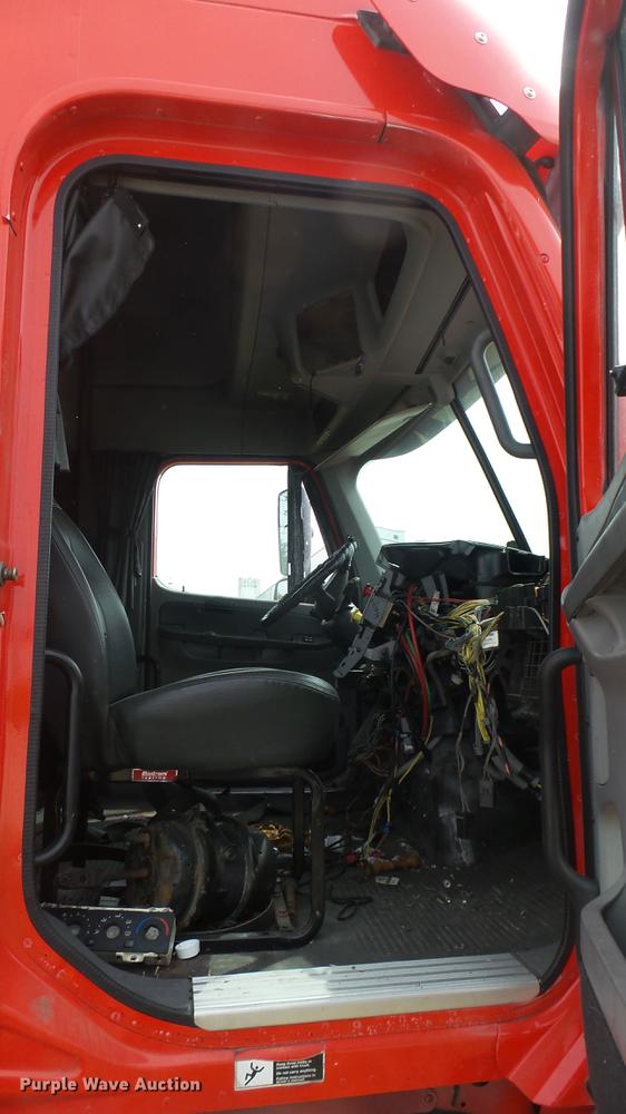 image for item DB3492 2007 Freightliner Columbia semi truck