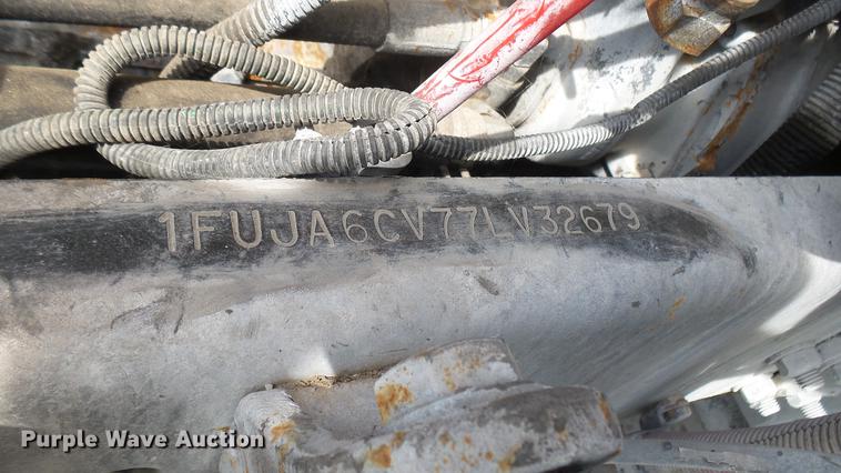 image for item DB3492 2007 Freightliner Columbia semi truck