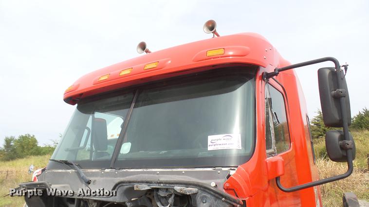 image for item DB3492 2007 Freightliner Columbia semi truck