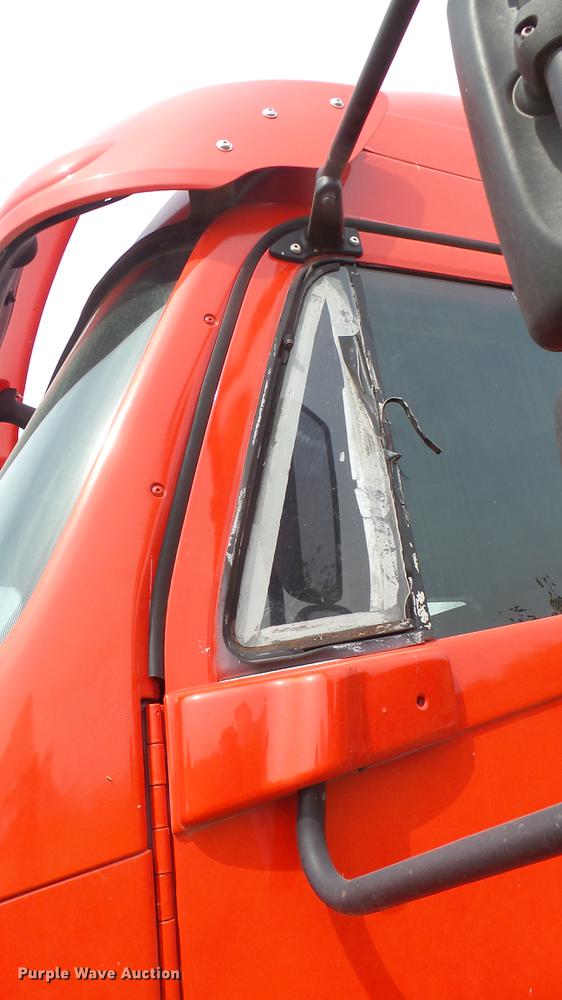 image for item DB3492 2007 Freightliner Columbia semi truck