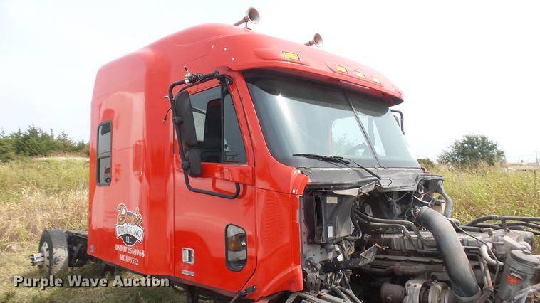 image for item DB3492 2007 Freightliner Columbia semi truck