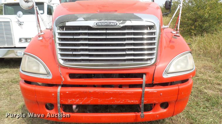 image for item DB3492 2007 Freightliner Columbia semi truck