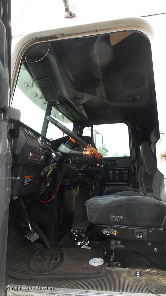 image for item DB3499 1998 Freightliner semi truck