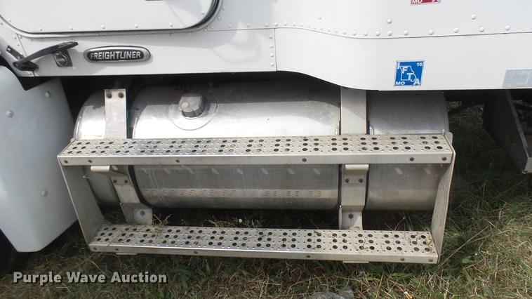 image for item DB3499 1998 Freightliner semi truck