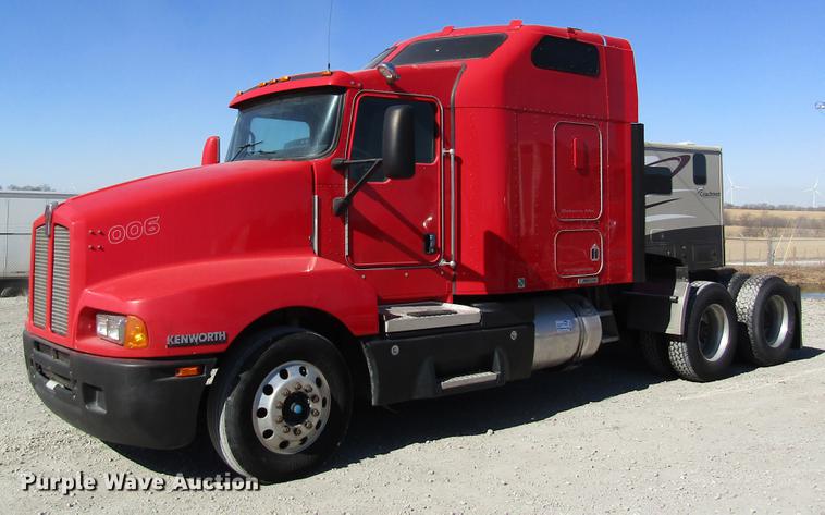 image for item DB5937 2007 Kenworth T600 semi truck