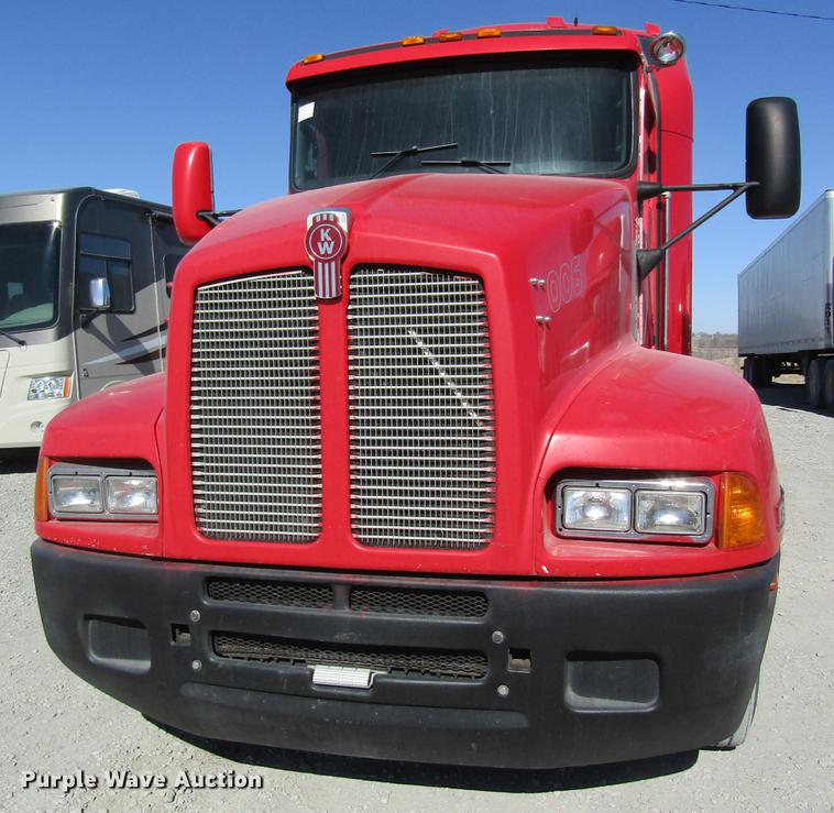 image for item DB5937 2007 Kenworth T600 semi truck