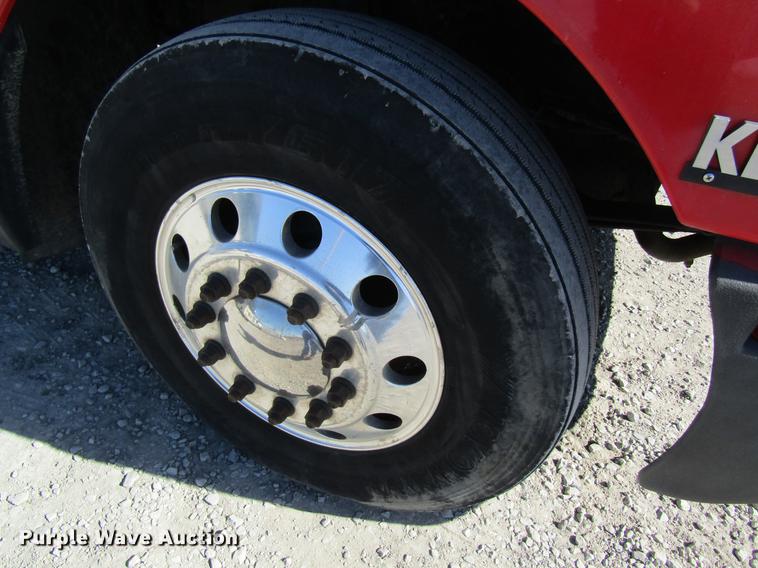 image for item DB5937 2007 Kenworth T600 semi truck