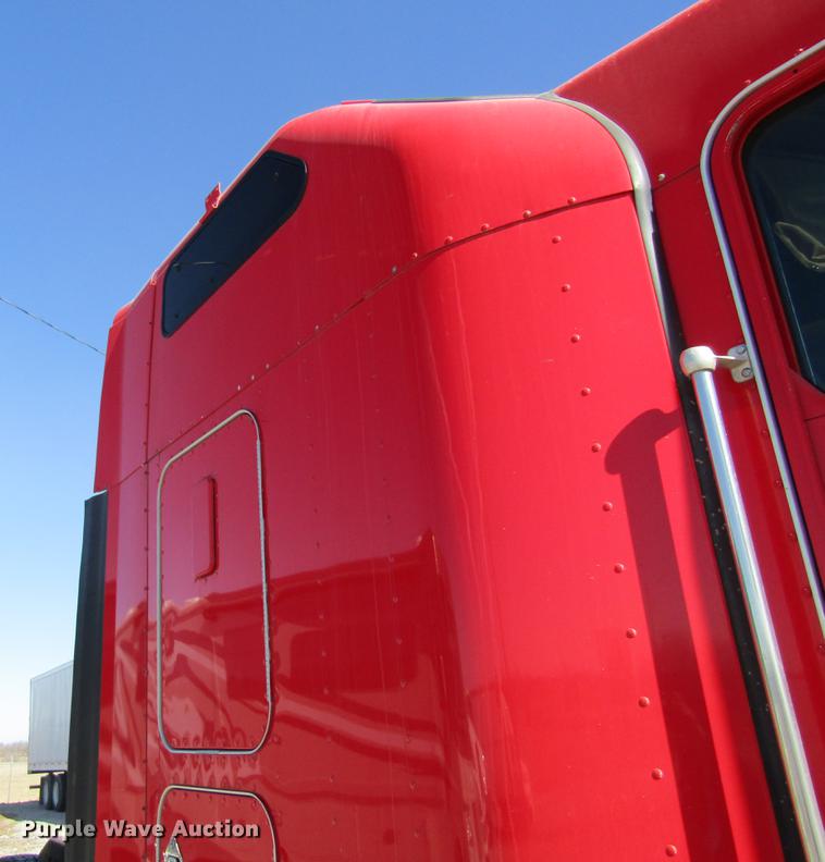 image for item DB5937 2007 Kenworth T600 semi truck