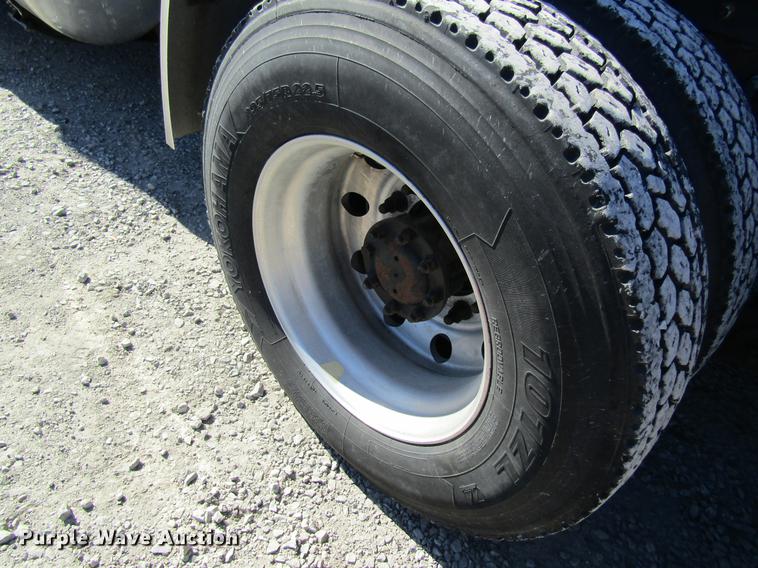 image for item DB5937 2007 Kenworth T600 semi truck